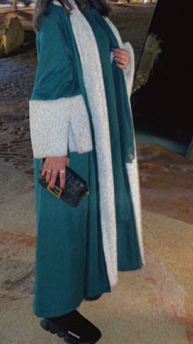 عبايه شتويه اخضر غامق مبطنه مع فرو ابيض