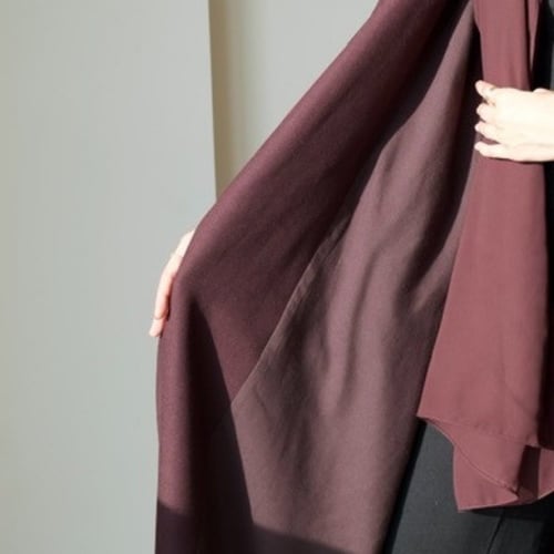 عبايه لون عنابي مبطنه