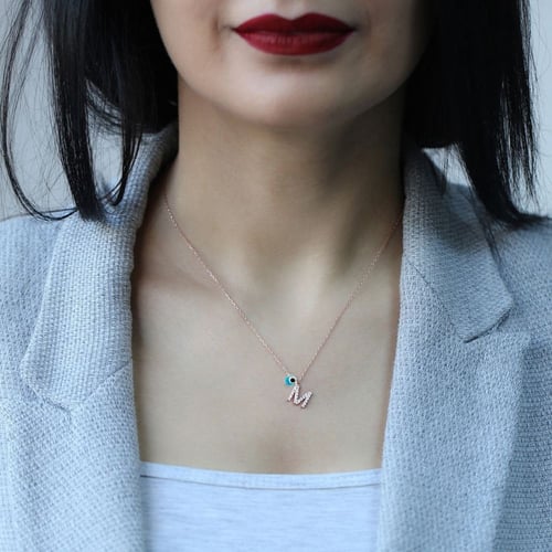 قلادة جذابة وبراقة بلمعة الذهب مزينة بحرف H والخرز...