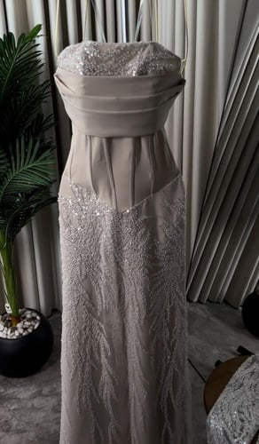 فستان سهرة نيود مطرز مع كشكش جانبي