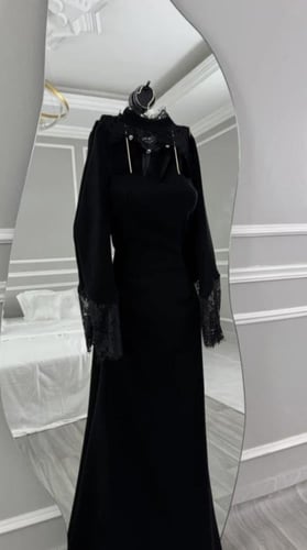 فستان سهرة أسود بياقة دانتيل