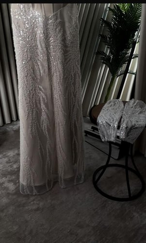 فستان سهرة نيود مطرز مع كشكش جانبي