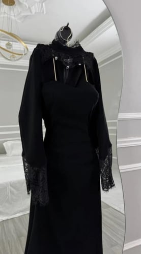 فستان سهرة أسود بياقة دانتيل