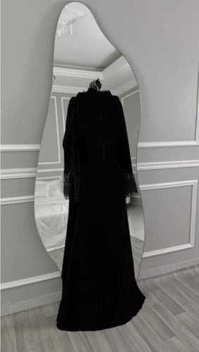 فستان سهرة أسود بياقة دانتيل