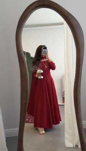 فستان سهرة طويل بلون أحمر وتصميم كلاسيكي منساب مع...