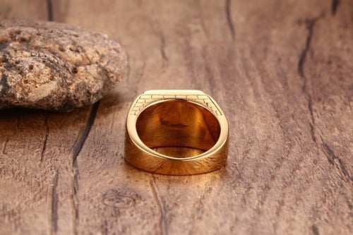 خاتم رجالي ستانليس ستيل مطلي ذهب بتصميم مميز وحجر...