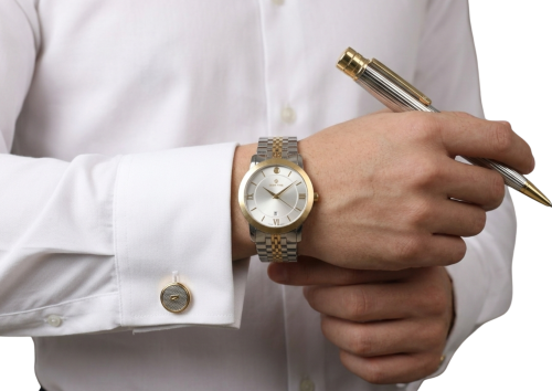 ساعة وقلم الأناقة الكلاسيكية