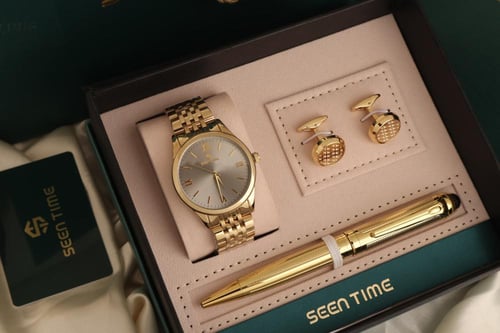 ساعة وقلم الأناقة الكلاسيكية