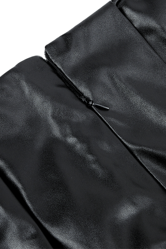 كورسيه جلد مع تنورة قصيرة