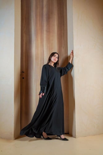 عباية لمسة ملكية - تألقي بلمسة ملكي مع ساتان