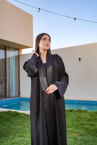 عباية شهلاء الملكية – أناقة صيفية بلمسة ساتان فاخر...