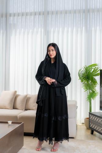 عباية لمسة السوداء بتفاصيل دانتيل راقية