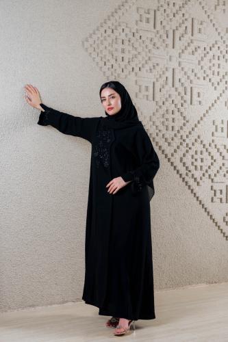 عباية رُواءسوداء مطرزة بالخرز الأسود بتصميم أنيق