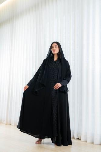 عباية رونق السوداء بتطريز هندسي طولي