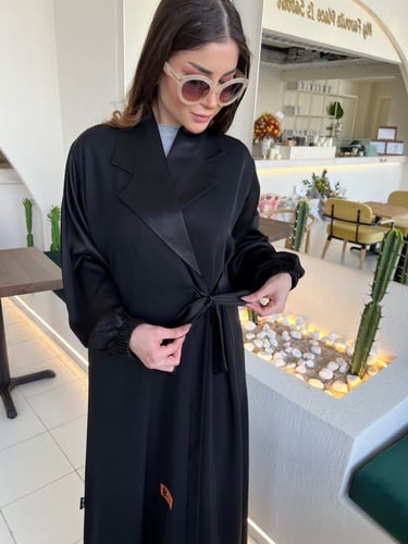 عباية سوداء بياقة لامعة