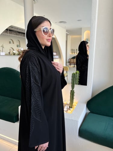 عبايه كم مطرز هاري ورق