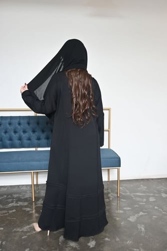 عباية كلوش سادة بخطوط من اسفل