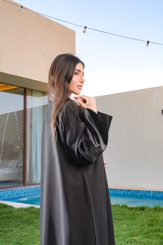 عباية شهلاء الملكية – أناقة صيفية بلمسة ساتان فاخر...