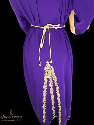 تكشيطة الملكة باللون البنفسجي