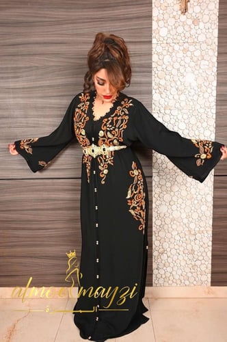 قفطان المميزة بالشك والتطريز اليدوي