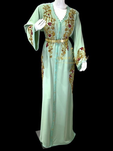 قفطان المميزة بالشك والتطريز اليدوي