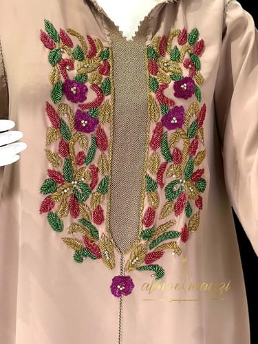 جلابة المميزة بالون البيج مع تطريزات ملونة أنيقة