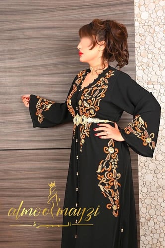 قفطان المميزة بالشك والتطريز اليدوي