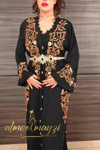 قفطان المميزة بالشك والتطريز اليدوي