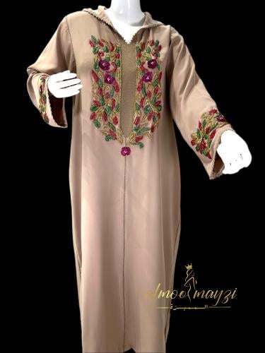 جلابة المميزة بالون البيج مع تطريزات ملونة أنيقة