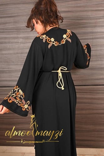 قفطان المميزة بالشك والتطريز اليدوي