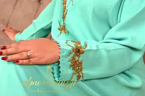جلابة المميزة بالون الأخضر الزمردي وتطريز ذهبي فاخ...