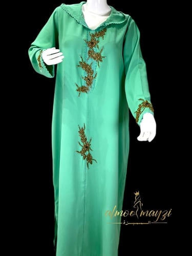 جلابة المميزة بالون الأخضر الزمردي وتطريز ذهبي فاخ...