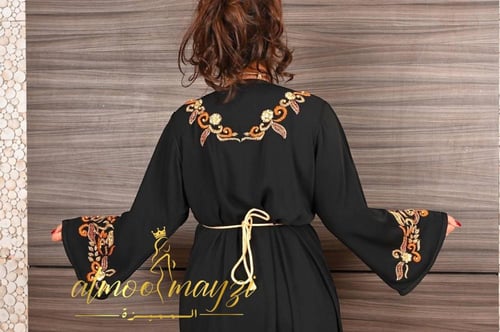 قفطان المميزة بالشك والتطريز اليدوي