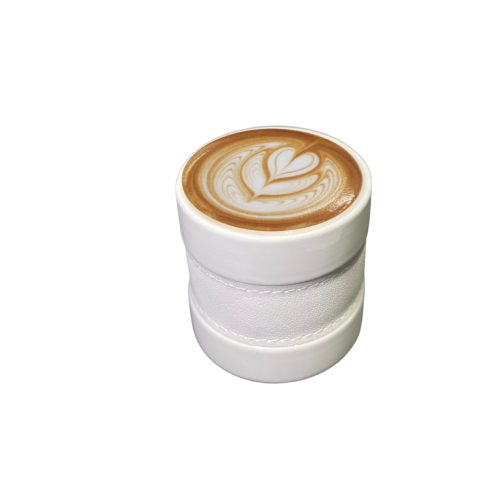 كوب أبيض بـمسكة جلد