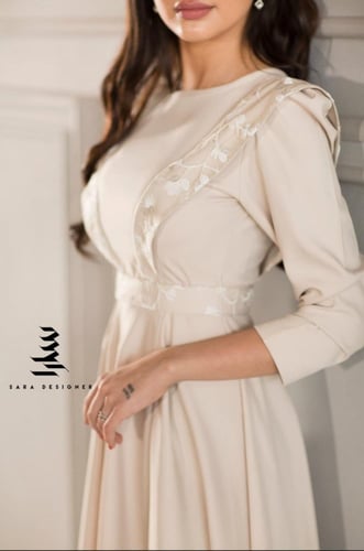 فستان بيج مطرز بزهور بيضاء