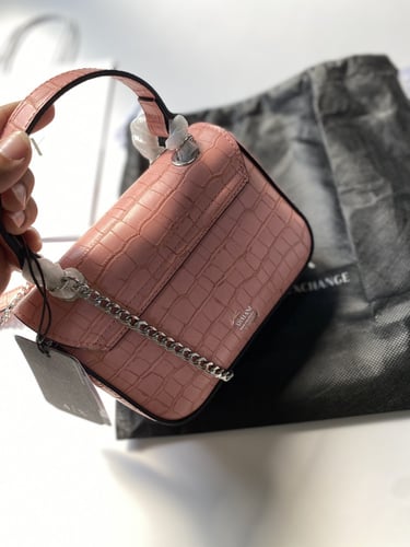 حقيبة من ارماني اكسشنج