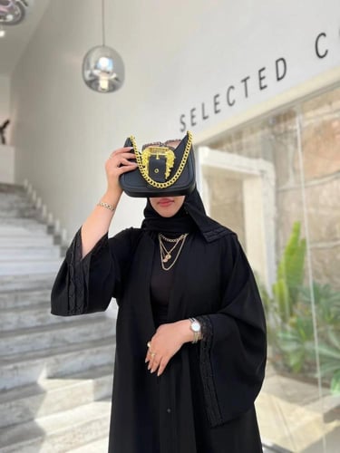 3238 | عباية كتف كلوش بأكمام فرنسية وتطريز