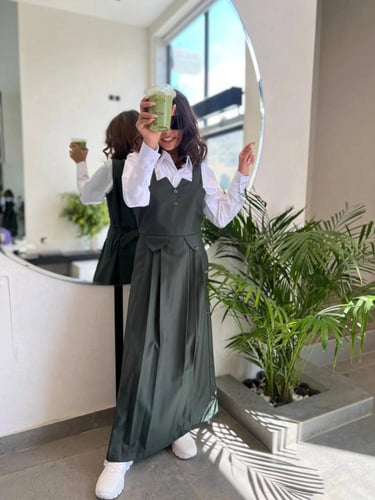 مريول زيتي رسمي بكسرات وربطة للقميص