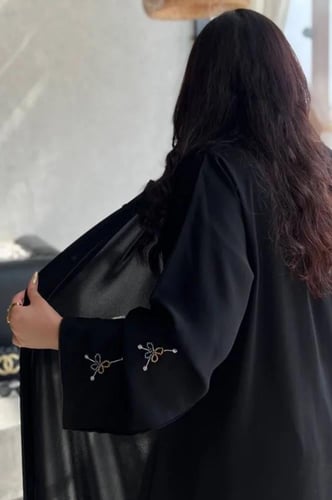 4221 | عباية كتف تطريز يدوي بوردة بيضاء