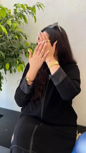 2214 عباية كتف سوداء سادة بجيب مخفي وسحاب من الاما...