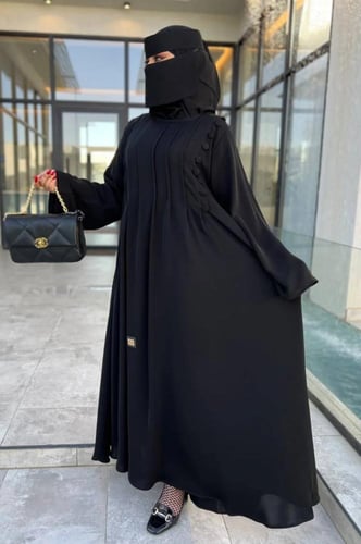 3242 | عباية كتف كلوش مقفلة بكسرات على الصدر