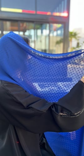 طرحه لون كحلي لف منقطه من نفس الون