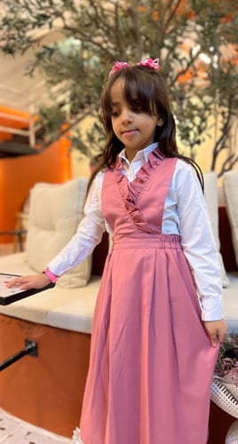 مريول ابتدائي وردي وبلوزه خارجيه ومع الجوانب مطاط...