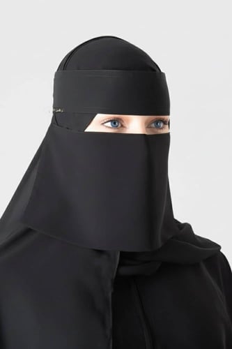 نقاب قصير بمطاط مائل