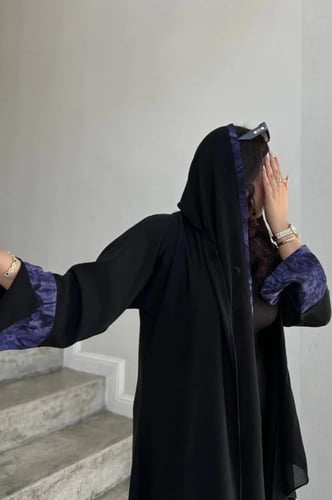 3236 | عباية كتف ملونة بأكمام لف وطرحة فخمة