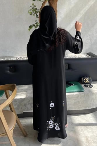 4221 | عباية كتف تطريز يدوي بوردة بيضاء