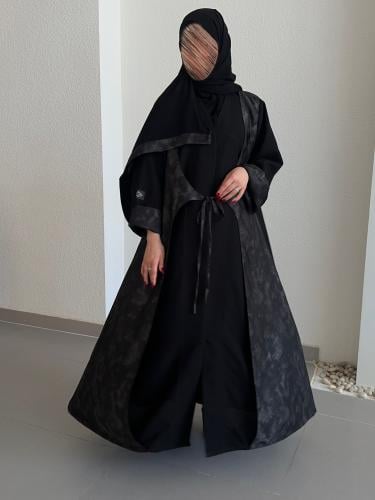 عباية نص كلوش قماش(كريب)اضافه قماش ورد