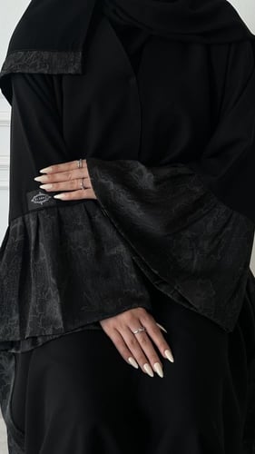 عباية نص كلوش قماش(كريب) بكسرات من الجنب