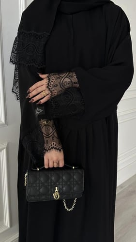 عباية كلوش قماش(انترنت)مقفلة باكمام دانتيل