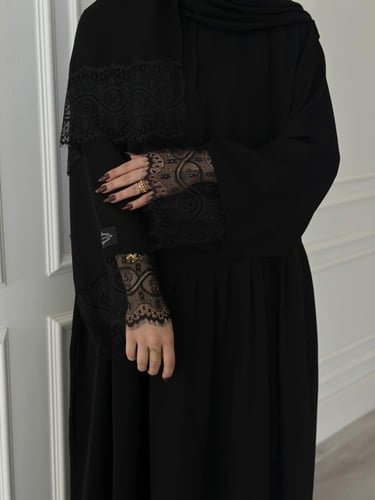 عباية كلوش قماش(انترنت)مقفلة باكمام دانتيل